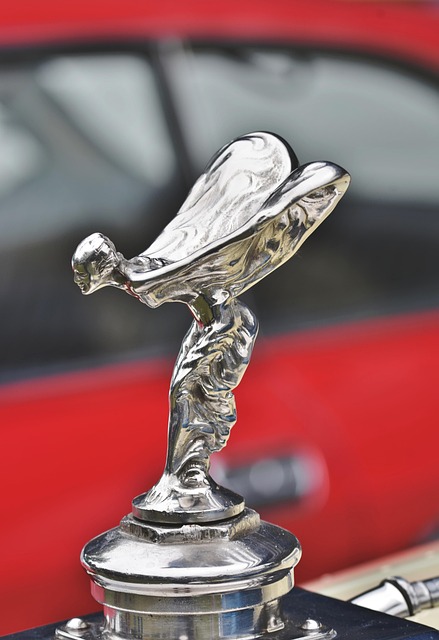Skulptur mit chemischer Verchromung
